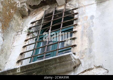 Fenêtres avec grilles métalliques, vue de la rue Banque D'Images