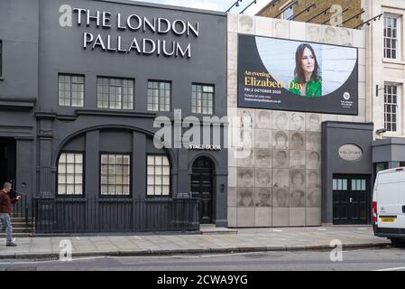 Le London Palladium scène porte et mur de la renommée dans Great Marlborough Street, Soho, Londres, Angleterre, Royaume-Uni Banque D'Images