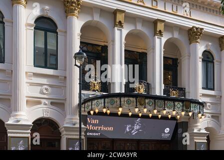 Façade du London Palladium avec affiches publicitaires pour un concert Van Morrison, Argyll Street, Soho, Londres, Angleterre, Royaume-Uni Banque D'Images