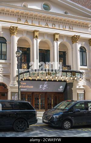 Façade du London Palladium avec affiches publicitaires pour un concert Van Morrison, Argyll Street, Soho, Londres, Angleterre, Royaume-Uni Banque D'Images