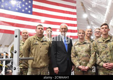 Lviv, Ukraine, 08 décembre 2018. LE sénateur AMÉRICAIN Ronald Johnson s'entretient avec les soldats américains de la mission conjointe du Groupe multinational de formation et de l'Ukraine au Centre international de maintien de la paix et de sécurité, près de la ville ouest-ukrainienne de Lviv, en Ukraine, le 08 décembre 2018. Ronald Johnson est arrivé en Ukraine le 07 décembre pour rencontrer les hauts responsables ukrainiens et observer la situation dans le pays. Banque D'Images