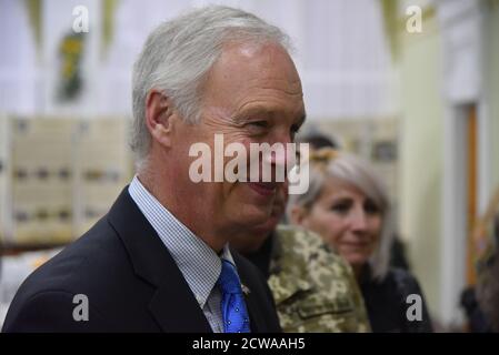 Lviv, Ukraine, 08 décembre 2018. LE sénateur AMÉRICAIN Ronald Johnson s'entretient avec les soldats américains de la mission conjointe du Groupe multinational de formation et de l'Ukraine au Centre international de maintien de la paix et de sécurité, près de la ville ouest-ukrainienne de Lviv, en Ukraine, le 08 décembre 2018. Ronald Johnson est arrivé en Ukraine le 07 décembre pour rencontrer les hauts responsables ukrainiens et observer la situation dans le pays. Banque D'Images