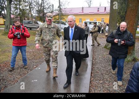 Lviv, Ukraine, 08 décembre 2018. LE sénateur AMÉRICAIN Ronald Johnson s'entretient avec les soldats américains de la mission conjointe du Groupe multinational de formation et de l'Ukraine au Centre international de maintien de la paix et de sécurité, près de la ville ouest-ukrainienne de Lviv, en Ukraine, le 08 décembre 2018. Ronald Johnson est arrivé en Ukraine le 07 décembre pour rencontrer les hauts responsables ukrainiens et observer la situation dans le pays. Banque D'Images