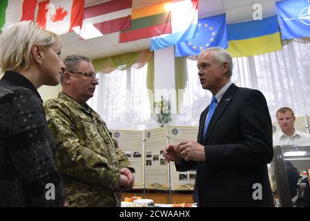 Lviv, Ukraine, 08 décembre 2018. LE sénateur AMÉRICAIN Ronald Johnson s'entretient avec les soldats américains de la mission conjointe du Groupe multinational de formation et de l'Ukraine au Centre international de maintien de la paix et de sécurité, près de la ville ouest-ukrainienne de Lviv, en Ukraine, le 08 décembre 2018. Ronald Johnson est arrivé en Ukraine le 07 décembre pour rencontrer les hauts responsables ukrainiens et observer la situation dans le pays. Banque D'Images