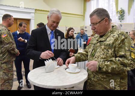 Lviv, Ukraine, 08 décembre 2018. LE sénateur AMÉRICAIN Ronald Johnson s'entretient avec les soldats américains de la mission conjointe du Groupe multinational de formation et de l'Ukraine au Centre international de maintien de la paix et de sécurité, près de la ville ouest-ukrainienne de Lviv, en Ukraine, le 08 décembre 2018. Ronald Johnson est arrivé en Ukraine le 07 décembre pour rencontrer les hauts responsables ukrainiens et observer la situation dans le pays. Banque D'Images