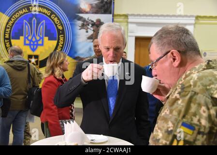 Lviv, Ukraine, 08 décembre 2018. LE sénateur AMÉRICAIN Ronald Johnson s'entretient avec les soldats américains de la mission conjointe du Groupe multinational de formation et de l'Ukraine au Centre international de maintien de la paix et de sécurité, près de la ville ouest-ukrainienne de Lviv, en Ukraine, le 08 décembre 2018. Ronald Johnson est arrivé en Ukraine le 07 décembre pour rencontrer les hauts responsables ukrainiens et observer la situation dans le pays. Banque D'Images