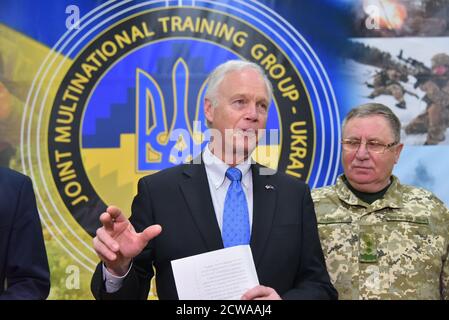 Lviv, Ukraine, 08 décembre 2018. LE sénateur AMÉRICAIN Ronald Johnson s'entretient avec les soldats américains de la mission conjointe du Groupe multinational de formation et de l'Ukraine au Centre international de maintien de la paix et de sécurité, près de la ville ouest-ukrainienne de Lviv, en Ukraine, le 08 décembre 2018. Ronald Johnson est arrivé en Ukraine le 07 décembre pour rencontrer les hauts responsables ukrainiens et observer la situation dans le pays. Banque D'Images