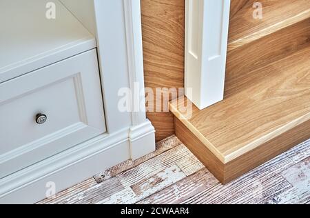 Détail de l'escalier en bois avec garde-robe intégrée en gros plan Banque D'Images