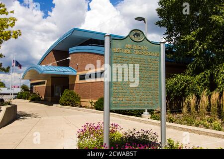 Monroe, Michigan, États-Unis - 17 août 2020 : extérieur du centre d'accueil de l'État du Michigan sur l'Interstate 75. Banque D'Images