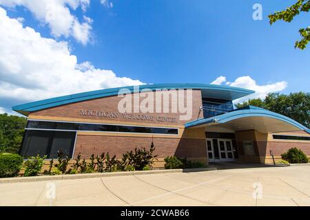 Monroe, Michigan, États-Unis - 17 août 2020 : extérieur du centre d'accueil de l'État du Michigan sur l'Interstate 75. Banque D'Images
