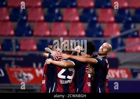 Bologne, Italie. 28 septembre 2020. BOLOGNE, ITALIE - 28 septembre 2020 : Roberto Soriano, du FC de Bologne, célèbre avec ses coéquipiers après avoir marquant un match de football goa lduring de la série A entre le FC de Bologne et Parma Calcio. (Photo de Nicolò Campo/Sipa USA) crédit: SIPA USA/Alay Live News Banque D'Images