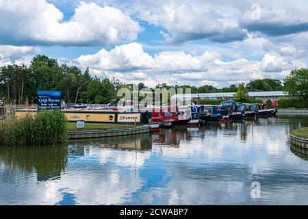 Des barques de la rue amarrées à Crick Marina, Grand Union Canal, Northamptonshire, Angleterre. Banque D'Images