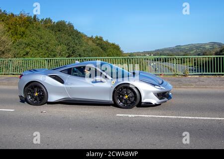 2019 Ferrari 488 Pista S-A argent ; circulation automobile, véhicules en mouvement, voitures, véhicules roulant sur les routes britanniques, moteurs, conduite sur le réseau routier de l'autoroute M6. Banque D'Images