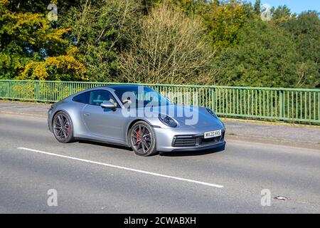2020 Porsche 911 Carrera 4S S-A ; circulation routière, véhicules en mouvement, voitures, véhicules roulant sur les routes britanniques, moteurs, conduite sur le réseau routier de l'autoroute M6. Banque D'Images