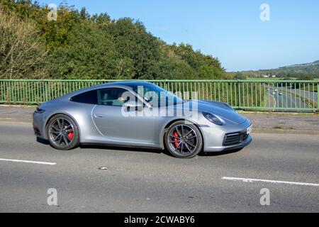 2020 Porsche 911 Carrera 4S S-A ; circulation automobile, véhicules en mouvement, voitures, véhicules roulant sur les routes britanniques, moteurs, voitures de sport roulant sur le réseau routier de l'autoroute M6. Banque D'Images
