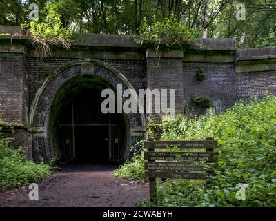 Entrée à l'un des tunnels de Kelmarsh, tunnels ferroviaires désuet, Brampton Valley Way, Northamptonshire, Angleterre Banque D'Images