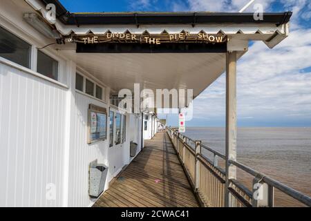 Sous le spectacle de la jetée, jeux d'arcade, jetée de Southwold, Suffolk, Angleterre Banque D'Images