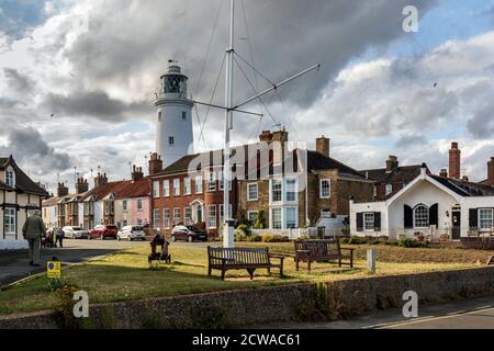 Phare de Southwold surplombant les bâtiments historiques de la ville, St. James Green, East Cliff, Southwold, Suffolk, Angleterre Banque D'Images