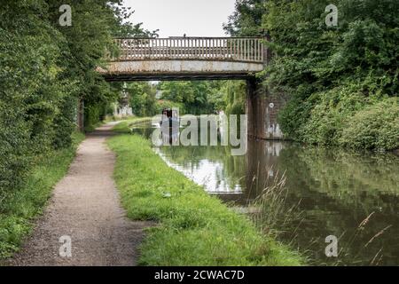 bateau à rames sur le canal de Coventry à Nuneaton, naviguant vers le pont ferroviaire reliant Nuneaton et Coventry. Banque D'Images