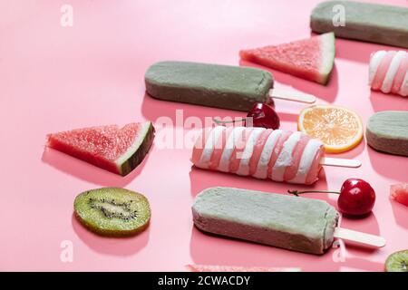 Différentes sortes de fruits et une variété de Popsicle Banque D'Images