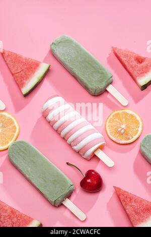 Différentes sortes de fruits et une variété de Popsicle Banque D'Images