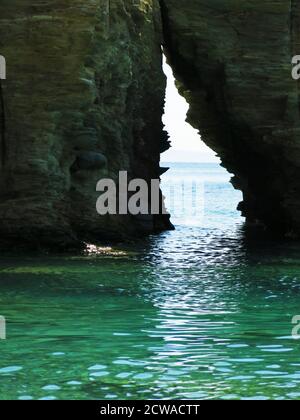 Ouverture dans une formation rocheuse foliaire à la plage de Psaromoura, Crète, Grèce. Banque D'Images