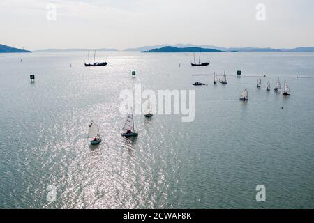 Suzhou. 20 septembre 2020. Les étudiants s'exercent à naviguer sur le lac Taihu à Suzhou, dans la province de Jiangsu, dans l'est de la Chine, le 20 septembre 2020. L'école primaire centrale Suzhou Linhu n°1, située près du lac Taihu, a commencé à enseigner la voile comme sujet des cours de PE à ses élèves de 5ème année à partir de 2017. Les étudiants qui ont suivi les cours de voile ont reçu un entraînement professionnel et des voiliers. Credit: Li Bo/Xinhua/Alay Live News Banque D'Images