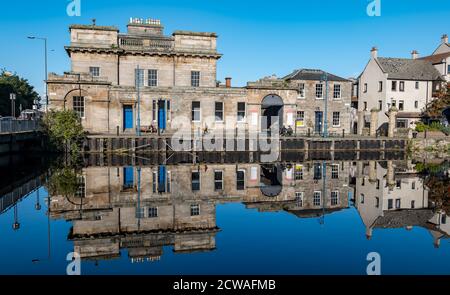 Leith, Édimbourg, Écosse, Royaume-Uni, 29 septembre 2020. Météo au Royaume-Uni : soleil sur Leith. Le soleil brille vraiment sur l'eau de Leith et, par une journée calme et ensoleillée, crée de merveilleuses réflexions dans l'eau autour de la rive avec la maison de douane de Leith reflétée dans l'eau de la rivière Leith Banque D'Images