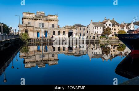 Leith, Édimbourg, Écosse, Royaume-Uni, 29 septembre 2020. Météo au Royaume-Uni : soleil sur Leith. Le soleil brille vraiment sur l'eau de Leith et, par une journée ensoleillée et calme, crée de merveilleuses réflexions dans l'eau autour de la rive avec Leith Customs House et la prow d'Ocean Mist, un navire converti en un hôtel flottant, reflété dans l'eau de la rivière Leith Banque D'Images