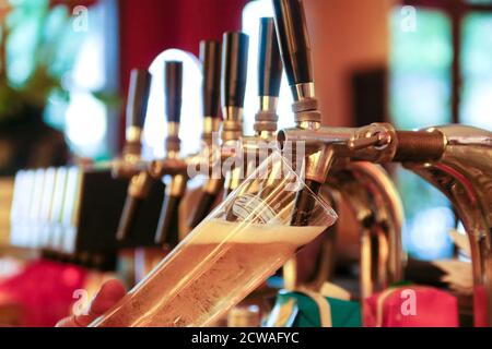 Berlin, Allemagne. 29 juin 2015. Un barman sert une bière dans un bar au milieu de la rue. Compte tenu des taux d'infection à Corona toujours élevés, le gouvernement fédéral propose une limite supérieure de 25 participants pour les célébrations dans les salles privées. Dans les espaces publics, la limite devrait être de 50 participants au maximum, selon un projet de résolution soumis à l'Agence de presse allemande à Berlin pour les consultations de la chancelière Merkel avec les ministres présidents ce mardi. Credit: Picture Alliance/dpa/Alay Live News Banque D'Images