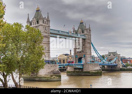 Tower Bridge, un monument de Londres de renommée mondiale vu de l'intérieur des murs de la Tour de Londres, Londres EC3 Banque D'Images