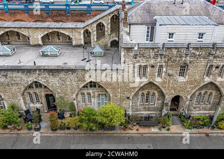 Jardins bien entretenus à l'extérieur des quartiers de vie de Yeoman Warders à l'intérieur des murs de la Tour de Londres , EC3 Banque D'Images