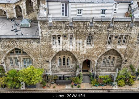 Jardins bien entretenus à l'extérieur des quartiers de vie de Yeoman Warders à l'intérieur des murs de la Tour de Londres , EC3 Banque D'Images