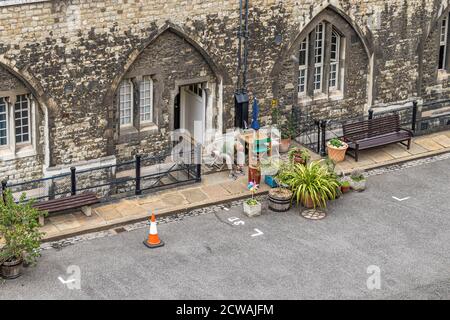 Jardins bien entretenus à l'extérieur des quartiers de vie de Yeoman Warders à l'intérieur des murs de la Tour de Londres , EC3 Banque D'Images