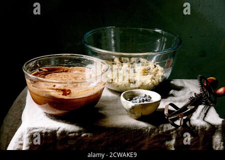 Tow types de pâte chocolat et sablés pour la maison pâtisserie brookies de desserts tendance brownies et biscuits dans des bols en verre, avec des chips de chocolat et vinta Banque D'Images