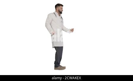 Un médecin arabe danse et s'amuser sur fond blanc. Banque D'Images