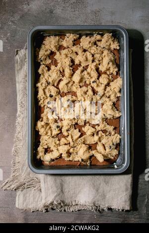 Prêt à cuire des types de pâte à pain et chocolat sablé pour la maison pâtisserie de desserts tendance brookies brownies et biscuits dans la plaque de cuisson sur toile de lin v Banque D'Images