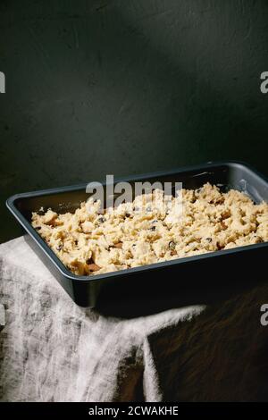 Prêt à cuire des types de pâte à pain et de chocolat sablé pour faire cuire à la maison des brookies de desserts tendance brownies et biscuits dedans plaque de cuisson sur table en lin cl Banque D'Images