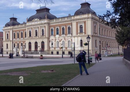 Sremski Karlovci, Serbie, 25 févr. 2020: Homme photographiant le séminaire orthodoxe situé sur la place principale de la ville Banque D'Images