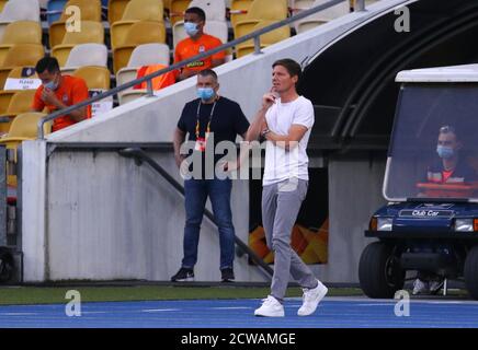 KIEV, UKRAINE - 5 AOÛT 2020: Oliver Glasner, entraîneur en chef de VfL Wolfsburg, regarde pendant le match de l'UEFA Europa League contre Shakhtar Donetsk au stade NSC Olimpiyski à Kiev, en Ukraine Banque D'Images