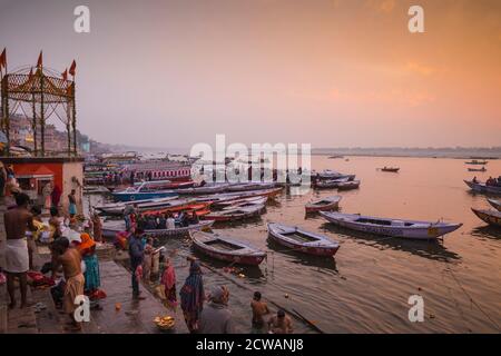 L'Inde, Uttar Pradesh, Varanasi, Dashashwamedh Ghat - Le principal ghat sur le Gange Banque D'Images