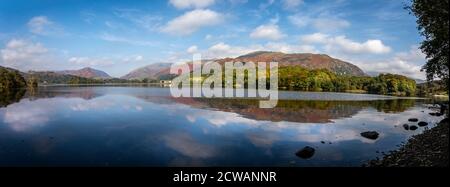 Vue panoramique sur le lac Grasmere avec réflexions dans le Lake District depuis le bord de mer à Cumbria, Royaume-Uni Banque D'Images