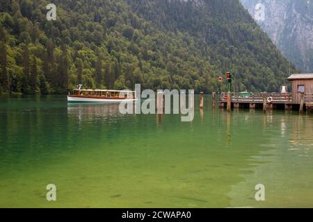 Electro-Boat,avec,touristes,sur,la,Königssee,,Schönau,am,Königssee,,National,Park,Berchtesgaden,Area,,Berchtesgaden,,haute,Bavière,,Bavière,Allemagne, Banque D'Images