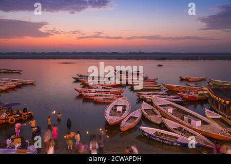 L'Inde, Uttar Pradesh, Varanasi, Dashashwamedh Ghat - Le principal ghat sur le Gange Banque D'Images