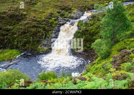 Cascade et bassin de plongée sur la rivière Dundonnell à Wester Ross, région des Highlands, Écosse, Royaume-Uni Banque D'Images