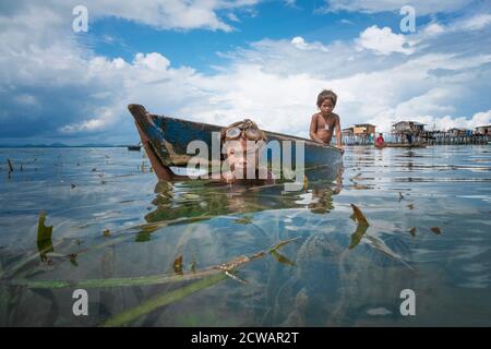 La mer nomade des Gypsy autour de l'île à Semporna, Sabah, Malaisie, Bornéo. Banque D'Images