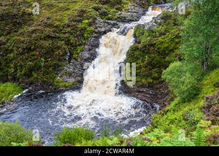 Cascade et bassin de plongée sur la rivière Dundonnell à Wester Ross, région des Highlands, Écosse, Royaume-Uni Banque D'Images