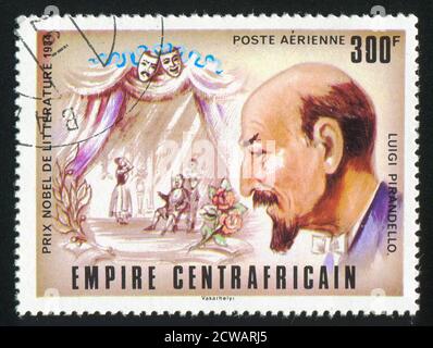 RÉPUBLIQUE CENTRAFRICAINE - VERS 1977: Timbre imprimé par la République centrafricaine, montre le prix Nobel, Luigi Pirandello, vers 1977 Banque D'Images