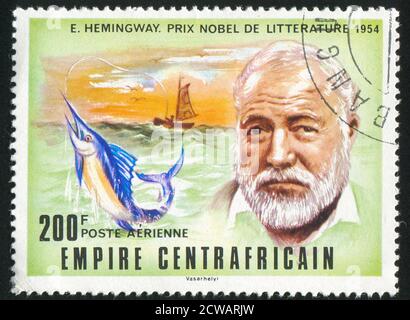 RÉPUBLIQUE CENTRAFRICAINE - VERS 1977: Timbre imprimé par la République centrafricaine, montre le prix Nobel, Ernest Hemingway, vers 1977 Banque D'Images