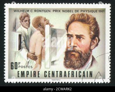 RÉPUBLIQUE CENTRAFRICAINE - VERS 1977: Timbre imprimé par la République centrafricaine, montre le prix Nobel, Wilhelm C. Roentgen, vers 1977 Banque D'Images